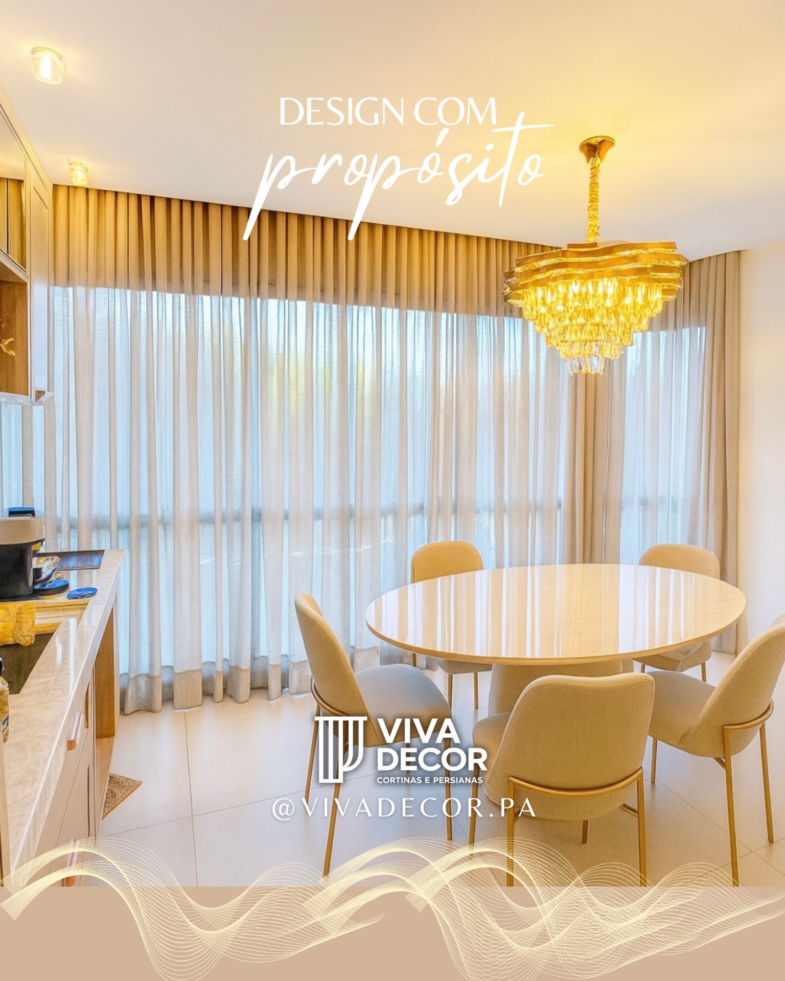 Sala elegante com cortinas em tons de outono